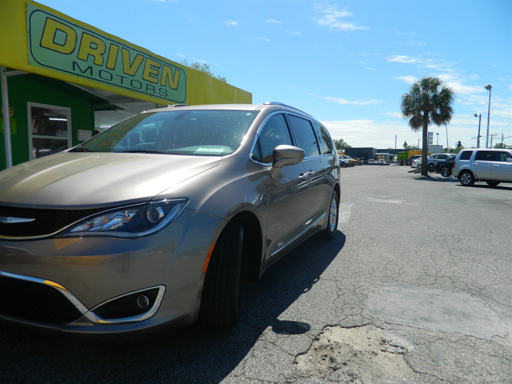 2017 Chrysler Pacifica Touring-L Plus
